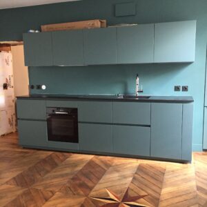 Cuisine Parisienne une ligne avec réfrigérateur encastré dans mur