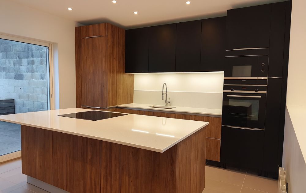 cuisine moderne ilot bois et quartz blanc