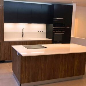 cuisine ouverte ilot central noir mat bois fonce