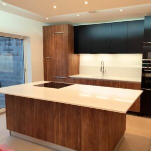 cuisine noir mat et bois foncé